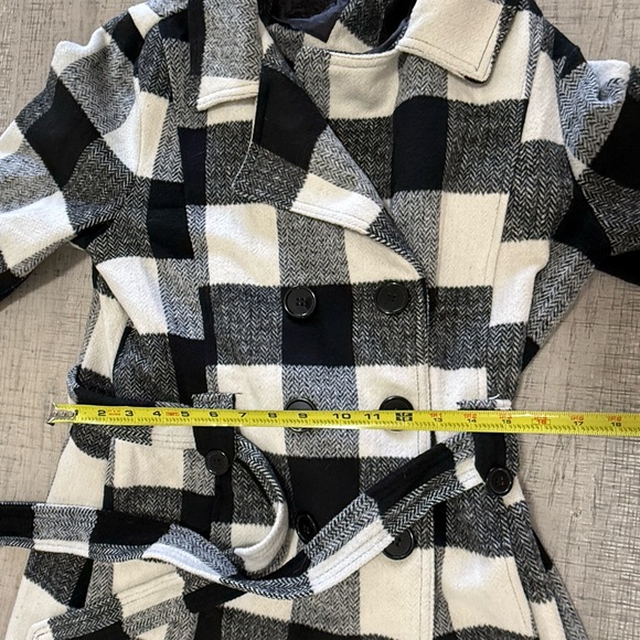 JouJou black and White Plaid Winter Coat w/ Belted Waist, lined. Size Medium - Picture 8 of 11